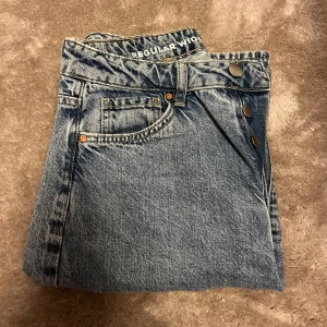High waisted straight jeans, never denim - Blå jeans med knappar, hög midja och raka ben. Sköna och bekväma men också snygga.