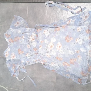 Klänning - En ljusblå klänning från Vila med prislappen kvar, den har aldrig använts ☺️ Det är en superfin klänning, men är inte min stil 🌸