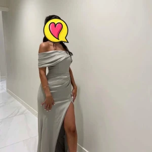 Balklänning  - Grön balklänning. Storlek 32. Använd endast 1 gång. Ny skick. Nypris: 1400kr säljs för 800kr