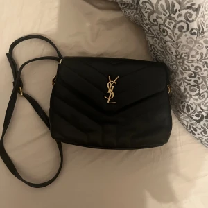 YSL lou lou bag - Säljer min ysl väska i storlek small med guld detaljer, har köpt den på plick så därav inget kvitto eller äkthetsbevis, därför säljer jag för billigare pris. 
