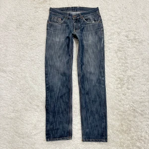 Bootcut Jeans  - Bootcut jeans, i bra skick men har en liten defekt 🤍 Midjan är 84cm och innerbens är 78cm 💕