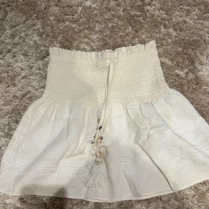 Zara kjol  - Nu säljer jag min zara kjol som är super fin men kommer inte till användning längre han använt den en gång 