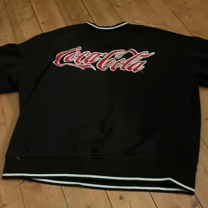  Coca-Cola tröja -  Säg den kommer jag kolla tröjan för att den ej kommer till användning. Jag är sparsamt använd alltså använd fåtal gånger.