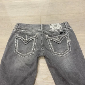 Miss me jeans  - Super snygga miss me jeans😍 dom är i super bra skick och inte använda för att dom varit för små för mig i midjan😔 dom är köpa för 1500kr☺️ dom är uppsprättade nere så dom är lite längre men de viker upp till sin orginal längd för har inte sytt😘