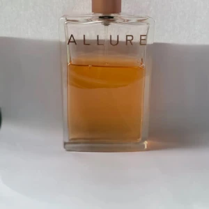 Parfym  - Chanel parfym Allure🪔 bästa doften nånsin jag har haft. På 100 användt 40% av flaskan. Värde pris på Chanel Nk som jag har köpt är 1965 kr  OBS Inga diskussioner på priset!!