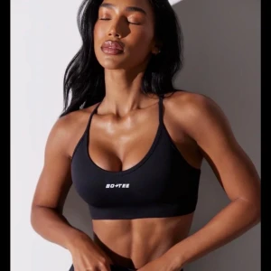 Helt ny sport bh - Helt ny sport bh från Bo tee. Ej använd. Söker pga för liten för mig. Kontakta vid mer info. Pris kan diskuteras.