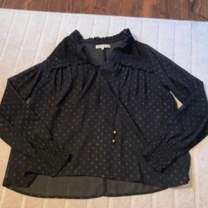 Svart blus  - Superfin svart blus med guldiga prickar och band runt kragen🍷🍇