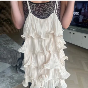 Volangklänning  - Trendig volangklänning från HM, fint skick💋 lånad första bild