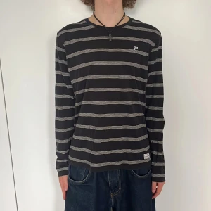 Randig långärmad tröja - Hör av er vid frågor