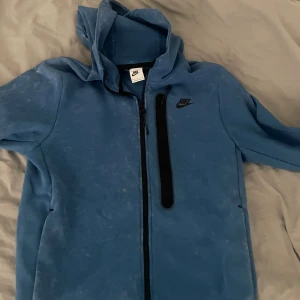 Nike teech fleece - Här säljer jag min limited edition nike teech fleece de helt ny använt två gånger då jag bara har provat den så skicket är 10/10 de vita fläckarna är inget smuts eller så utan de är så designen är. (Nypris 1200)