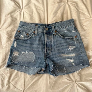 Levi 501 shorts - W24