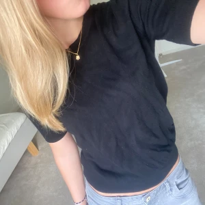 Zara tröja - En jätte gullig fin stickad tröja från zara. I jätte bra skicka andvända fåtal gånger och kommer inte till andvändnig längre. (Skriv för mer frågor)💕💕