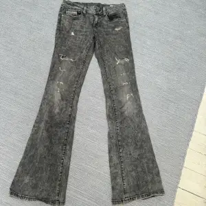 Grå/svarta low waist bootcut dieseljeans i storlek 14 år men funkar för en med storlek 32❣️❣️ bra skick