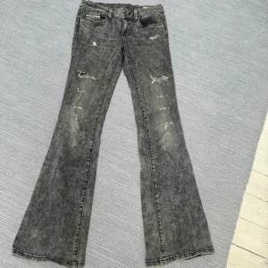 Diesel jeans - Grå/svarta low waist bootcut dieseljeans i storlek 14 år men funkar för en med storlek 32❣️❣️ bra skick