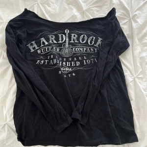 Hard rock café  - Supersnygg hard rock café teöja, passar s/m! Nacken är avklippt🤙🏼🕸️