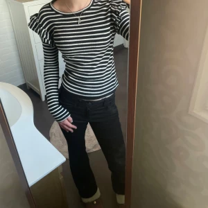 Zara topp! - Randig volangerna från zara! Inte mycket använda, storlek s men skulle säga att den passar xs/s! 