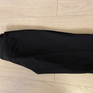 Jeans/kostymbyxor  - Säljer en massa jeans och kostymbyxor. De kan säljas tillsammans och själva. Skriv för pris info.  - Bikbok vera 38  - Nelly keep it up low kostymbyxa S  - Gina jeans flare tall 34  - Jeans icon S  - Levis middy flare 25  - Jeans 90s boot lager M