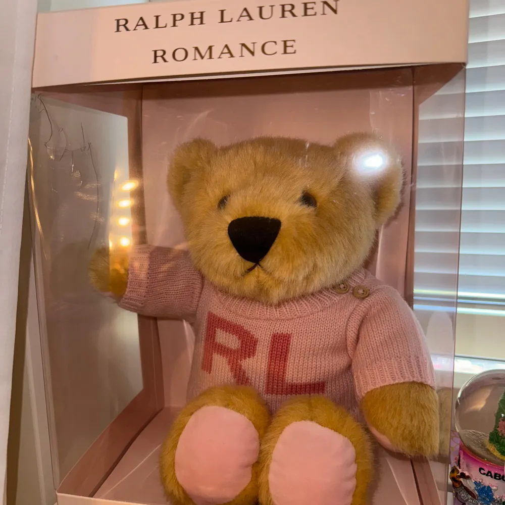 Ralph Lauren Teddy Björn, gosedjuret har aldrig blivit uttaget från boxen men boxen har en spricka.. Skor.