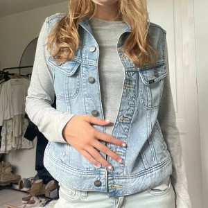 Jeansväst  - Svin snygg jeans väst från Lee, aldrig använd så som ny💓