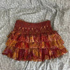 Zara-kjol - Färgglad kjol från Zara i strl M. Den har använts flera gånger men är i väldigt bra skick. Hör av dig med frågor <3 Köp direkt via köp-knappen!