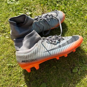 Nike Mercurial Fotbollskor - Riktigt sköna fotbollskor i storlek 40,5. Skorna är i ett bra skick. Skick 8/10. Pris 99 men kan diskuteras!