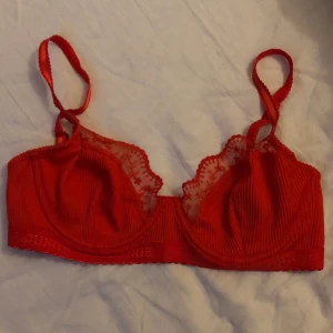 Ribbed balcony bh - Så snygg ribbed balcony bh från märket ”lounge underwear”. Ej använd då den inte passar, så i nyskick. Den är i storlek 65E. 