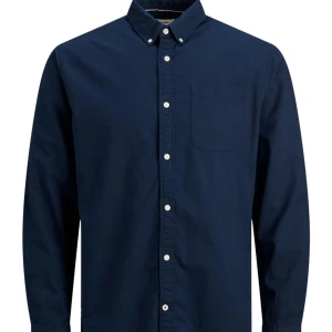 Blå Skjorta (Jack&Jones) - En blå skjorta från Jack&Jones, bra skick. Hör av er vid frågor eller funderingar.