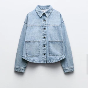 Jeansjackan  - Säljer min helt oanvända jeansjacka från Zara då jag köpte fel storlek!💗 Jackan är i helt nyskick och passar perfekt nu till hösten💗💗Tveka inte att höra av er för fler frågor och bilder!