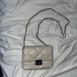 krämvit väska! - as snygg krämvit väska i läder med silver kedja från H&M💞 väl använd men i bra skick💞 skriv privat för fler bilder eller mått! pris kan diskuteras💘