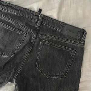 Lågmidjade Jeans - Ett par lågmidjade jeans som jag köpt här på plick som har jätte bra skick och använts  en gång💖💗 Jätte fina jeans som är straight i formen! Nypris 599