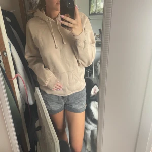 Beige hoodie - En vanlig beige hoodie från bikbok. Säljer då jag har rensat garderoben och kommer lägga upp en del annonser!