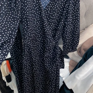 Klänning från VILA - Väldigt fin klänning från Vero moda. Säljs då jag aldrig använt den. 