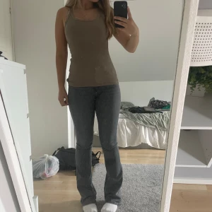 Linne från h&m - Basic linne från H&m som är använt ca 5 gånger. Den är i bra skick och fin passform. Den är lite stor i storleken💕.