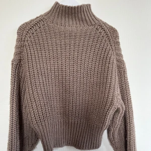 Tjock stickad tröja - Väldigt tjock stickad tröja från H&M. Inga defekter.