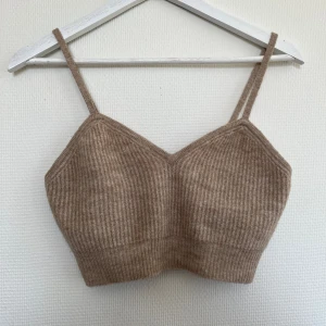 Stickad topp - Beige stickad topp från H&M. Använd två gånger och inga defekter. 