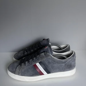 Moncler La Monaco  - Säljer ett par snygga moncler i storlek 42, cond 8,5/10 innersulor lite slitna annars i sjukt bra skick! Tillkommer endast skor