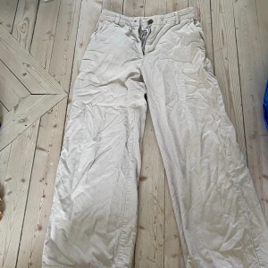 Monki Manchester byxor  - Hög midja. Passar mig som är 167xm