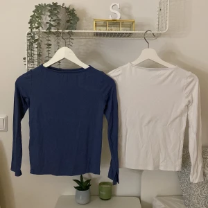  Två tunna tröjor med slit  - Mått-140 (känns även som 146) bra och väldig fin skick! 💞 marinblåa tröjan e använd 5 ggr och den vita aldrig använt! 😽SÄLJER BÅDA FÖR 70 TSM!!