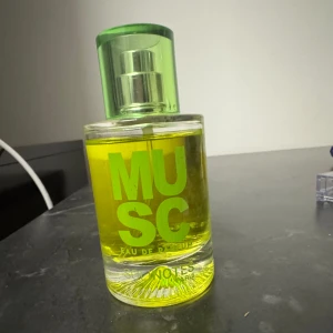 Fräsch parfym från H&M - Endast testad några ggr😃luktar fräscht och gott. Rent. 