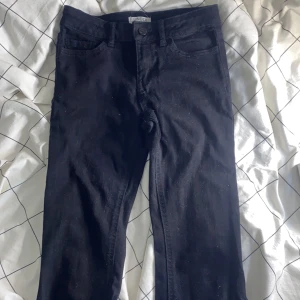 Svarta jeans - Jag säljer ett par svarta jeans. Jag säljer de för att de lätt blir håriga och att jag har katt. Rekommenderar  inte att köpa de om ni har husdjur. Använda ett par ggr, från Lindex och de är i strl 146. De kommer vara håriga men de går att tvätta. 