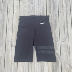 STRONGER Cykelbyxa - Cykelbyxa ifrån STRONGER som är i bra skick! Köpt för 600 kr på STRONGER.se  Säljer för 280 kr  Säljer p.g.a att dom ej passar mig längre Finns ficka för mobil