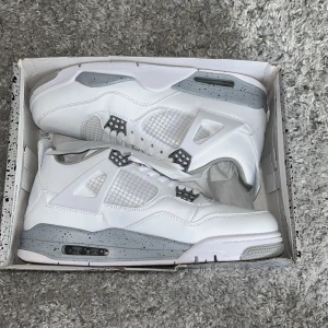 Jordan 4 Oreos - Nytt skick använt 1 gång säljer pga att skorna inte passade. Storlek 45/46 Kvitto finns. Pris kan diskuteras