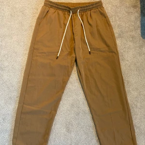 Ljusbruna byxor  - Från Temu och Shein. Aldrig använt bara provat. Vet inte exaxt för hur mycket den köptes för men det var iallafall över 100kr. Storlek XL Loose. Material:polyester 