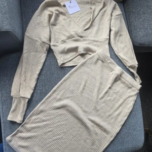 Ribbad Omlopp Topp och Pennkjol  - Ny skick!  Finns i Beige Sand, Svart och Vit!