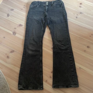 Lågmidjade jeans  - Lågmindjade svarta jeans, är ganska väll andvända men är i super bra skick 