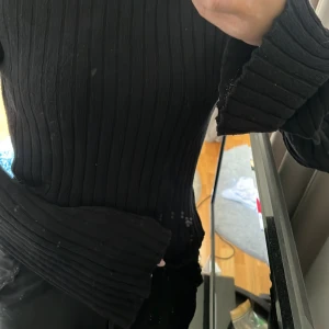 Svart stickad topp - Säljer min super sköna tröja då den tyvärr inte kommer till andvänidng💕