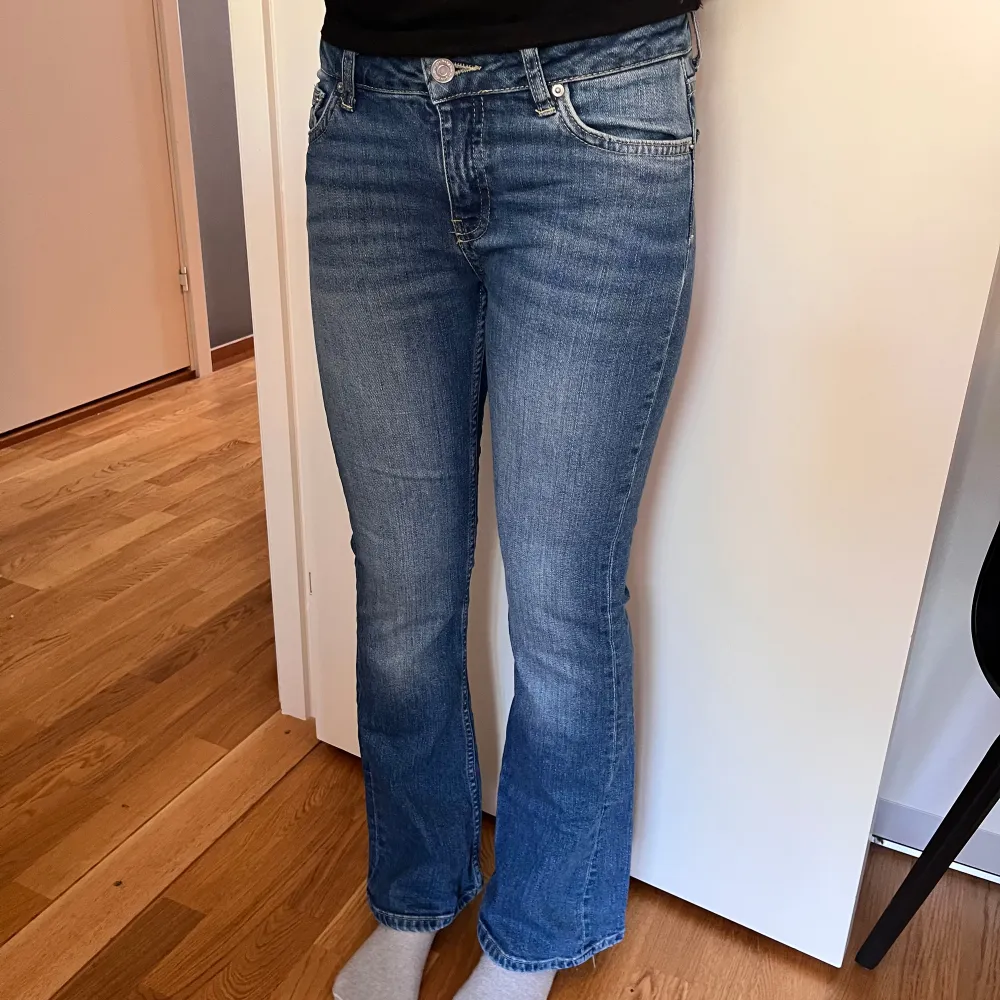 Vi säljer dessa fina bootcut jeans ifrån Young Gina eftersom de är för små. Endast använda ett fåtal gånger och har därmed inga skador. Jeansen är även justerbara vilket du kan se på bild 3. Skriv om du har några frågor eller vill ha fler bilder 💕. Jeans & Byxor.