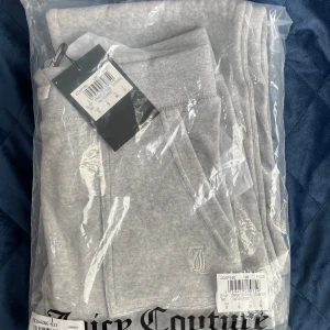 Gråa Juicy Couture Byxor  - Helt nya med prislapp på. Returtiden har gått ut