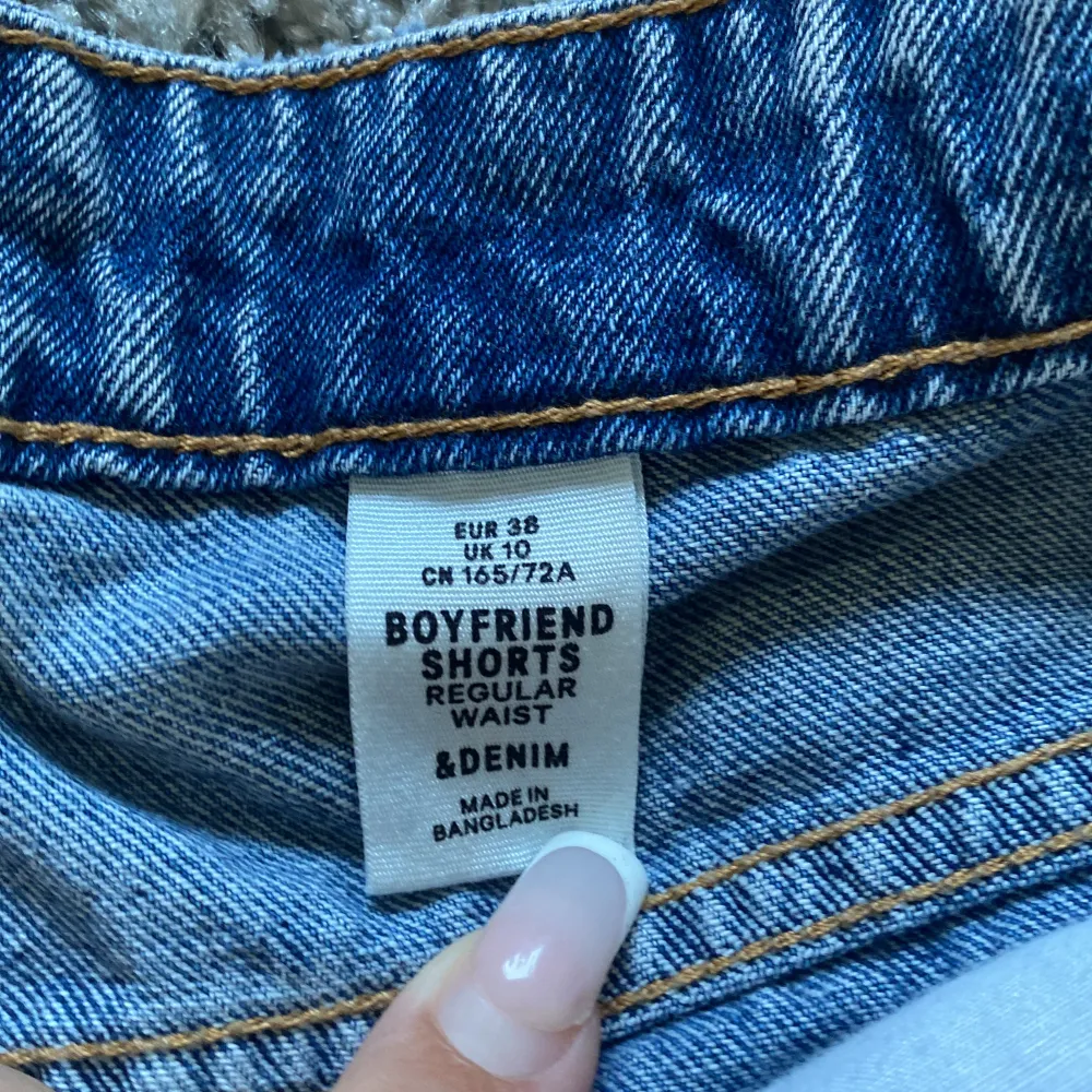 Ett par blå boyfriend shorts i denim från &Denim. Shortsen har en regular waist och är tillverkade i Bangladesh. De har slitna detaljer och uppvikta benslut.. Shorts.