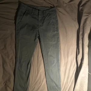 Dondup Chinos - Säljer dessa mörkblå Dondup chinos, byxorna är i fint skick och finns knappt tecken på användning. Byxorna är i storlek 29, nypris ca 2000 kr. Skriv vid frågor eller funderingar!